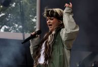 Após anunciar pausa da carreira, Lola Young fica de fora do Lollapalooza