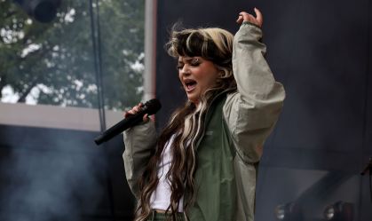 Lola Young cantou no festival All Things Go NYC no Forest Hills Stadium no sábado (27)
