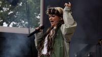 Cantora desmaia no palco durante show em festival de Nova York; veja vídeo