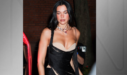 Dua Lipa é fotografada com vestido de grife durante evento; veja