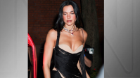 Dua Lipa é fotografada com vestido de grife durante evento; veja
