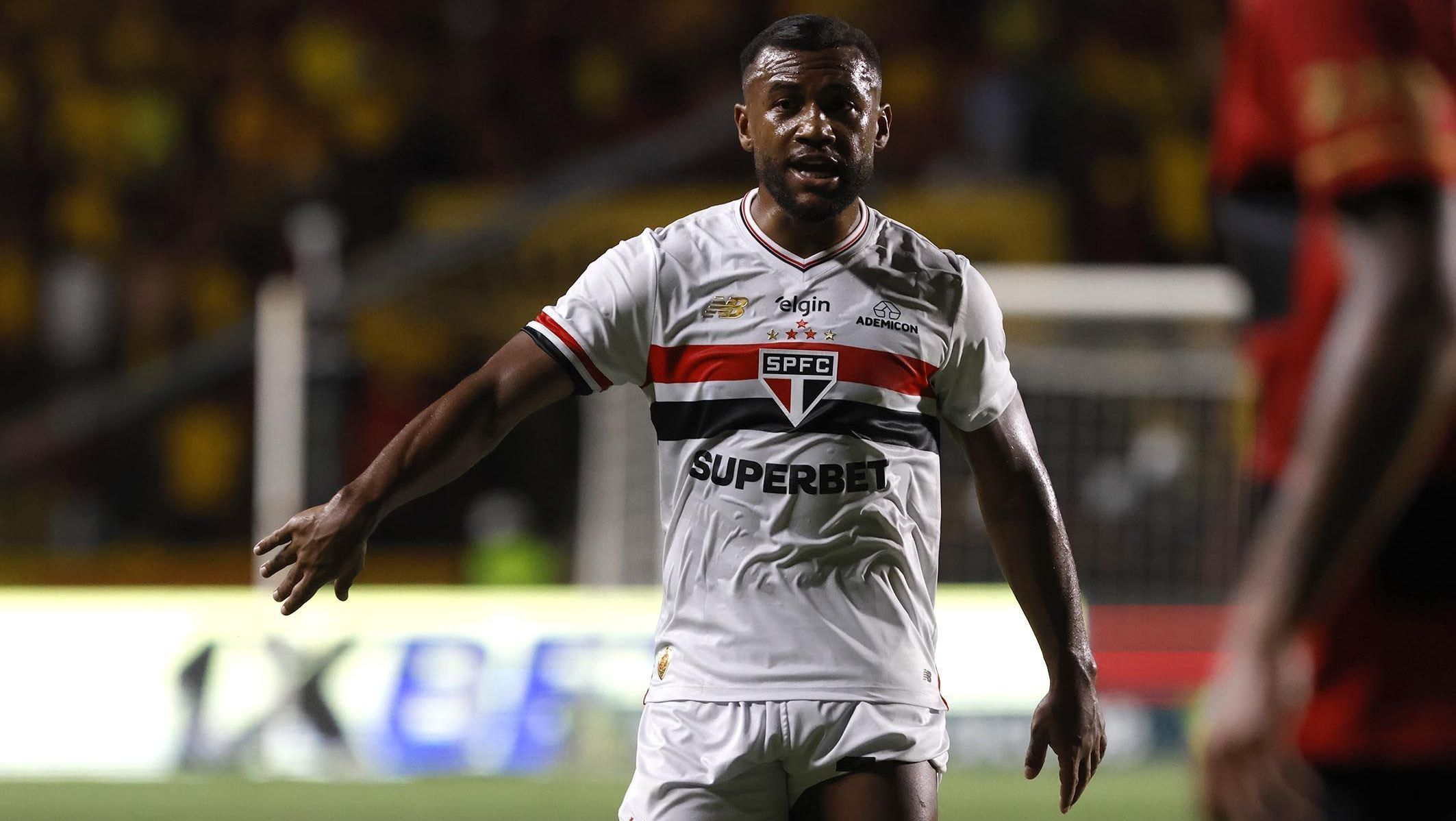 Luan, volante do São Paulo