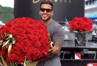 Solteiro, Lucas Guimarães ganha buquê de rosas gigante e mostra cartão