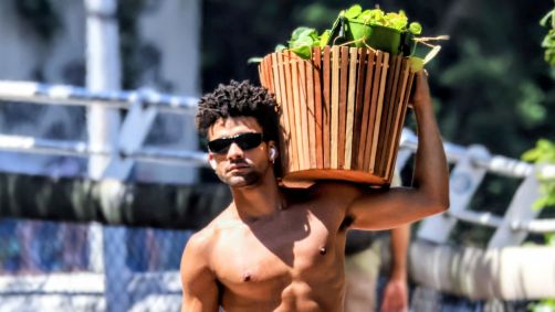 Lucas Leto foi registrado carregando plantas em uma manhã no RJ