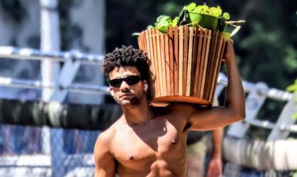 Lucas Leto se surpreende com fotos de paparazzi: "Ficando famoso"