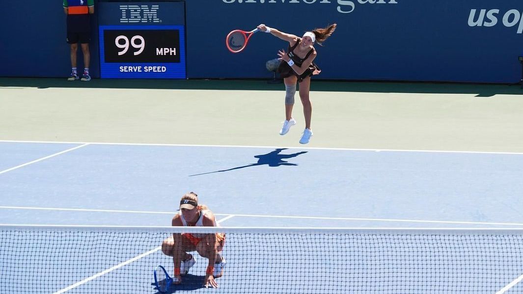 A brasileira Luisa Stefani (no saque) e a húngara Timea Babos (na rede) em ação no US Open