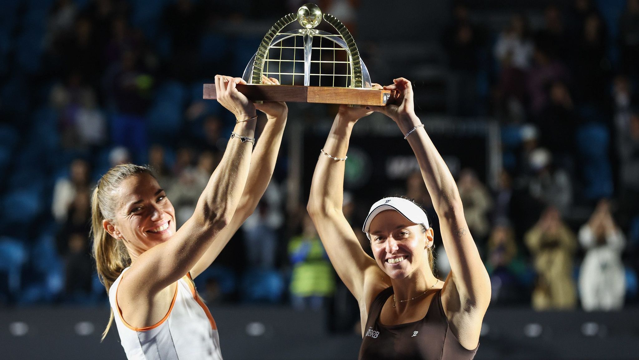 Luisa Stefani (à direita) e Tímea Babos (à esquerda) com o troféu do SP Open