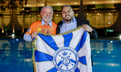 Lula recebe em Brasília diretoria de escola de samba que irá homenageá-lo