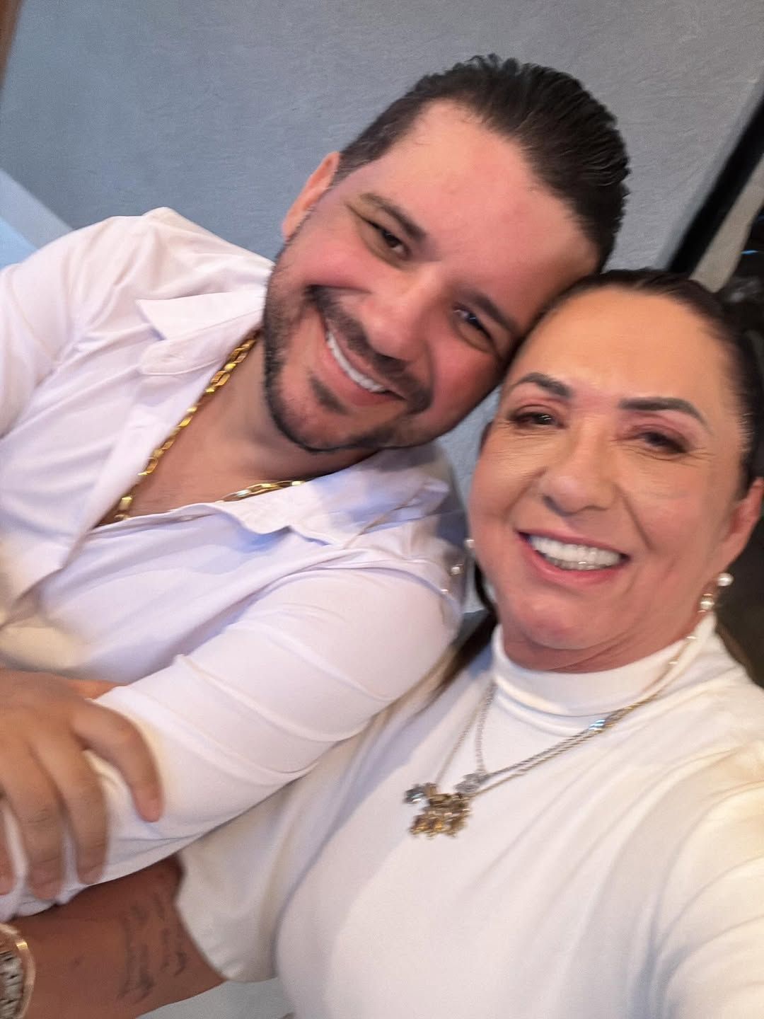 O músico Danilo Nascimento e Margareth Serrão, mãe de Virginia Fonseca, comemoram 8 meses de namoro • Reprodução/Instagram