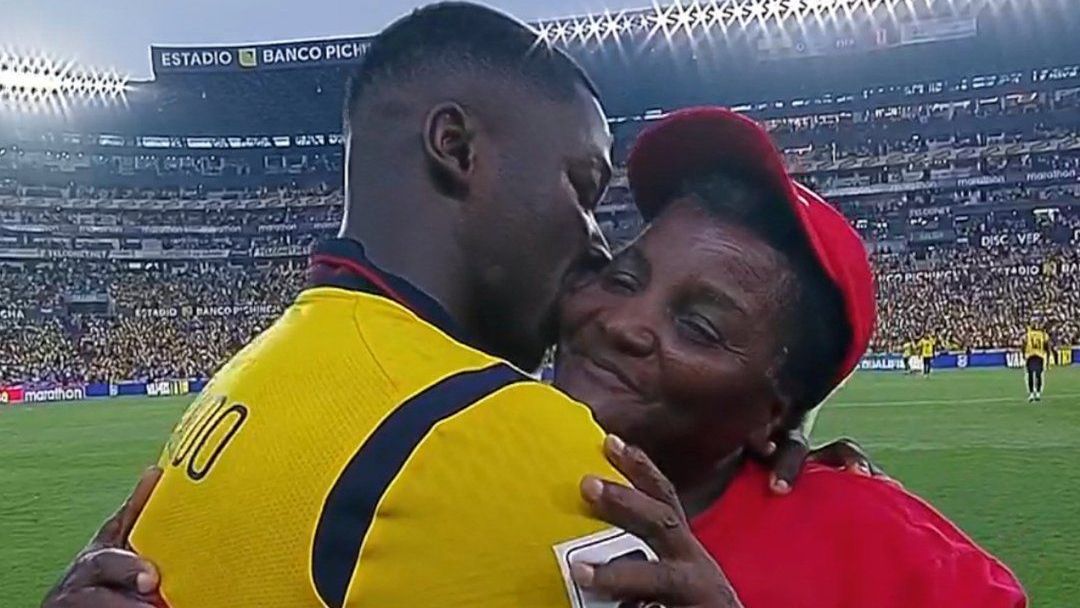 Moisés Caicedo e a mãe em momento fofura antes de Equador x Argentina