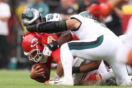O quarterback Patrick Mahomes, do Kansas City Chiefs, é sacado por Za'Darius Smith, do Philadelphia Eagles