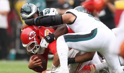 O quarterback Patrick Mahomes, do Kansas City Chiefs, é sacado por Za'Darius Smith, do Philadelphia Eagles