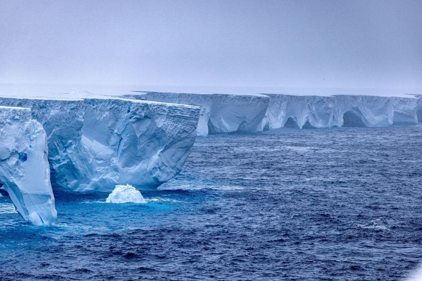 Especialistas dizem que a água quente e a chegada da primavera no hemisfério sul significam que o iceberg provavelmente se quebrará em pedaços menores rapidamente. • Rob Suisted/Reuters via CNN Newsource