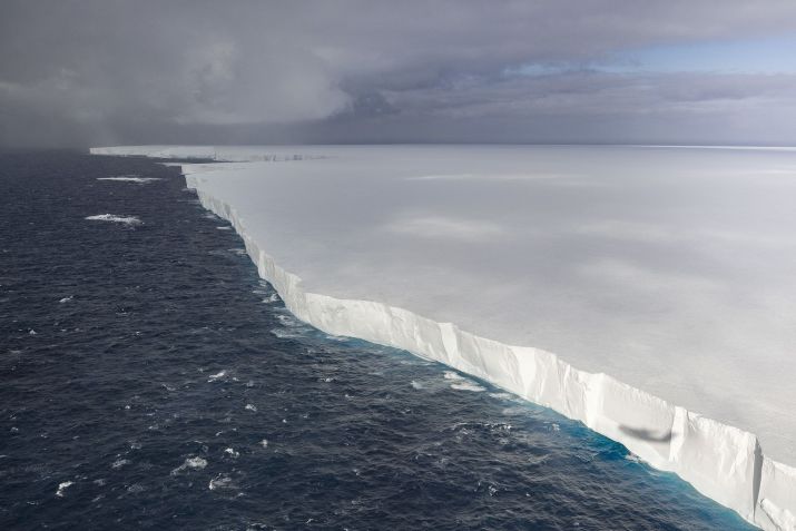 Vista aérea do iceberg A-23A no Oceano Atlântico Sul em 24 de novembro de 2024 • MOD/Getty Images via CNN Newsource