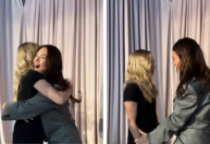 Atrizes de "Mamma Mia!" se emocionam ao se reencontrarem; assista