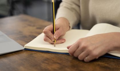 Alfabetização de adultos pode aumentar renda em até 16%, aponta estudo