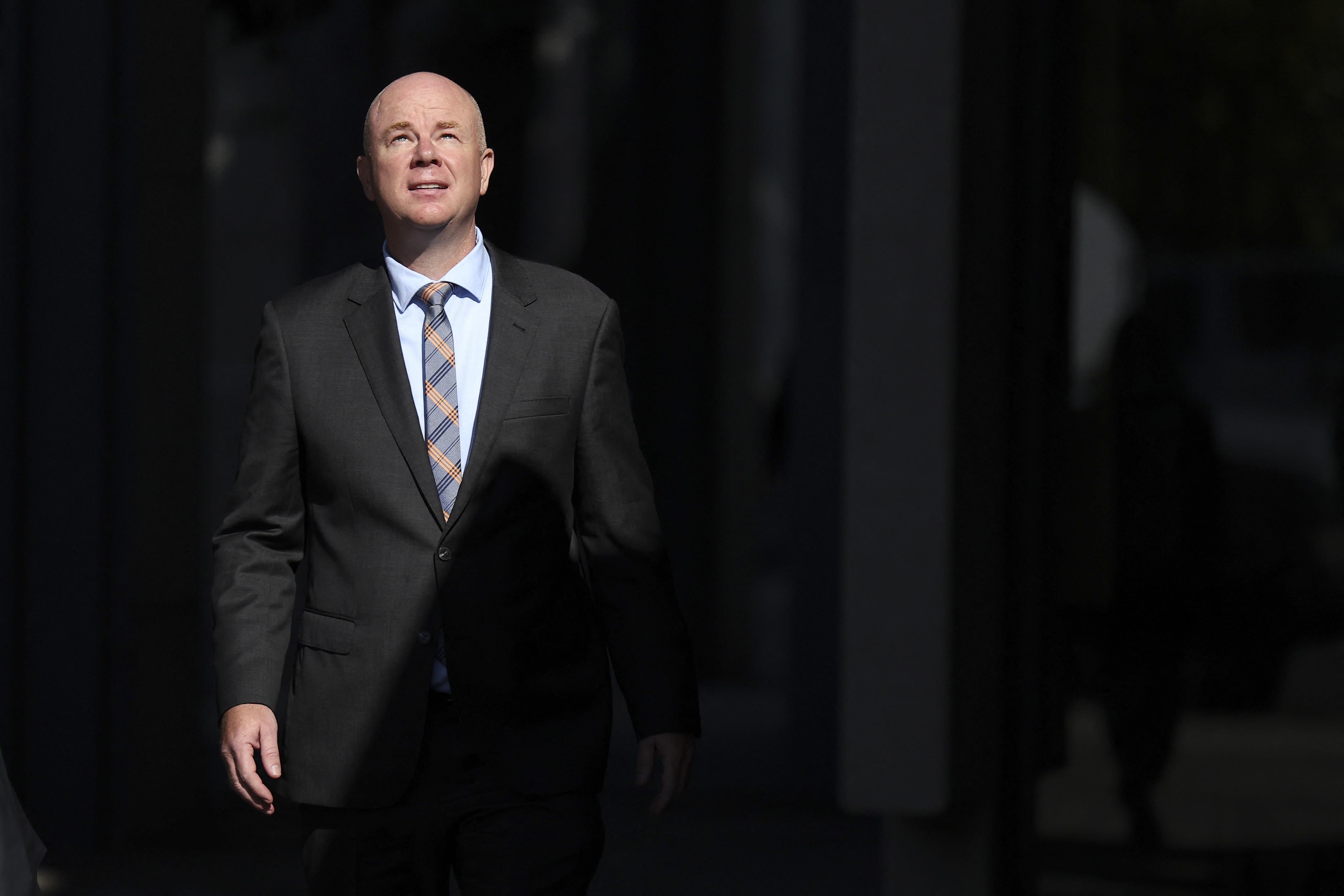 Simon Patterson deixa o Tribunal de Magistrados de Latrobe Valley, onde Erin Patterson compareceu ao julgamento em Morwell em 2 de maio de 2025. • Martin Keep/AFP/Getty Images via CNN Newsource