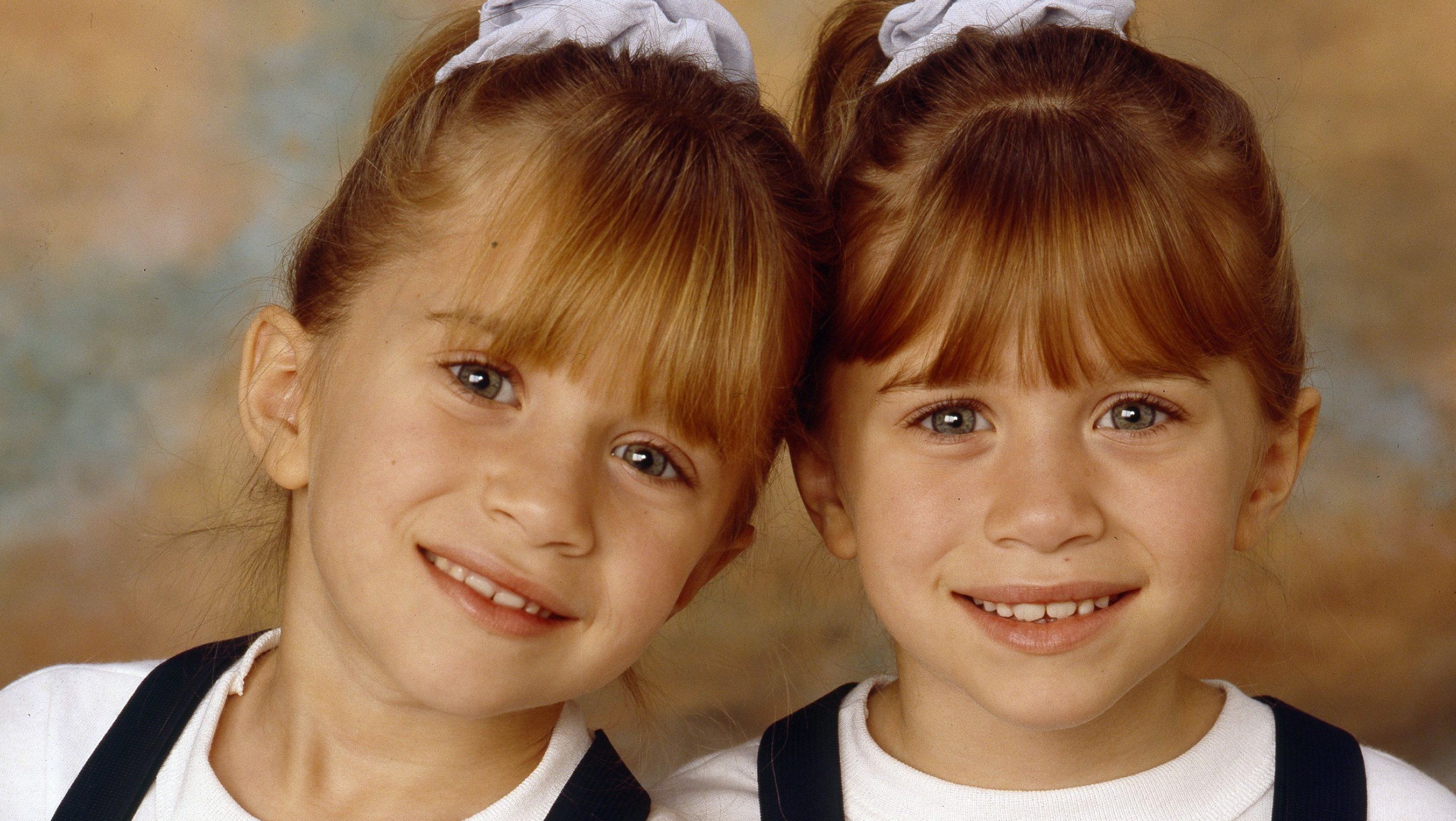 Gêmeas Mary-Kate e Ashley Olsen fazem rara aparição juntas; veja