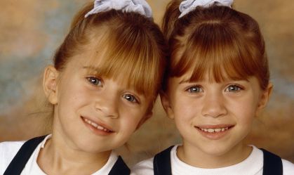 Gêmeas Mary-Kate e Ashley Olsen fazem rara aparição juntas; veja