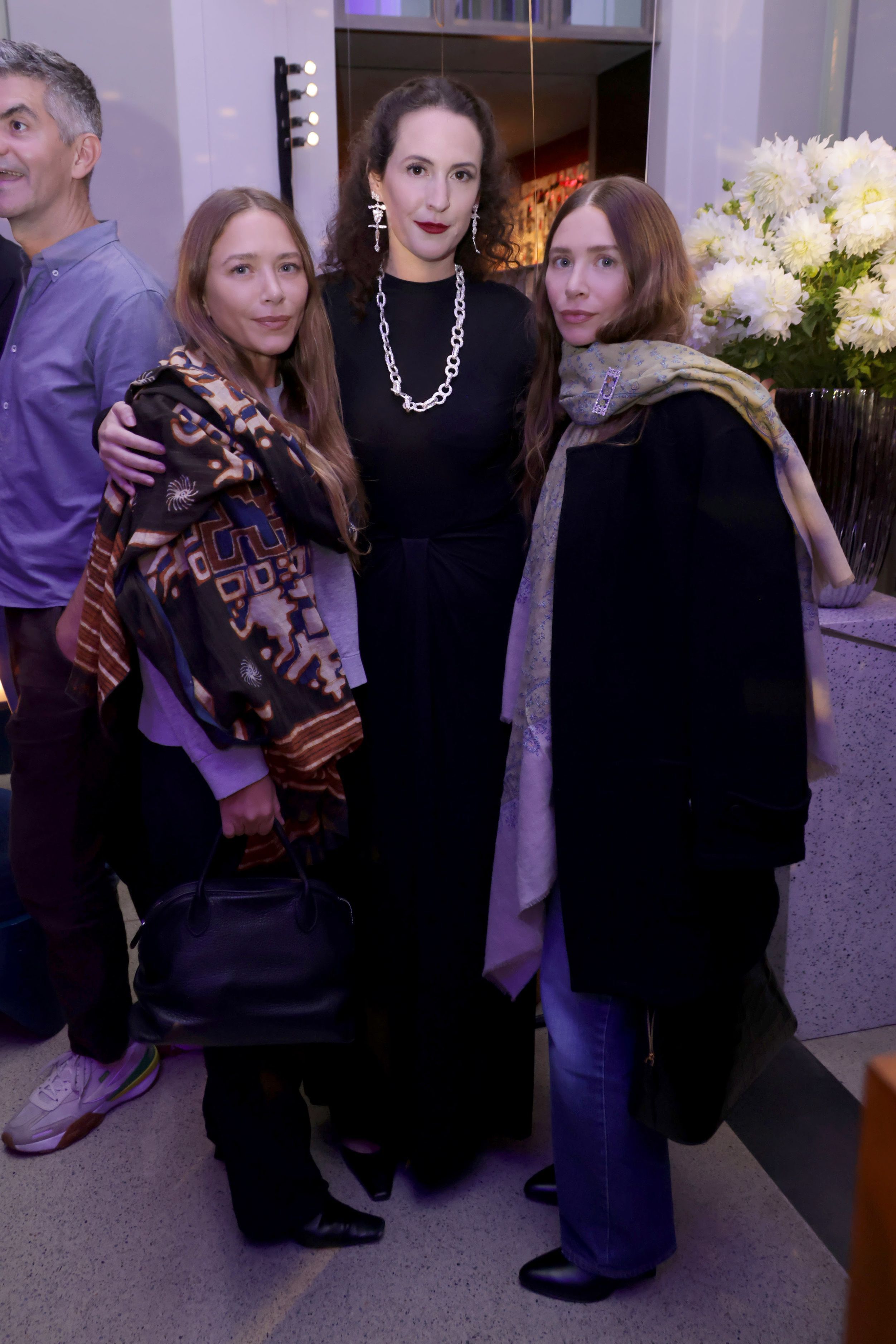 Mary-Kate Olsen, Sara Moonves e Ashley Olsen comparecem à celebração da Semana de Moda de Nova York, organizada pela W Magazine • Anna Webber/Getty Images para W Magazine