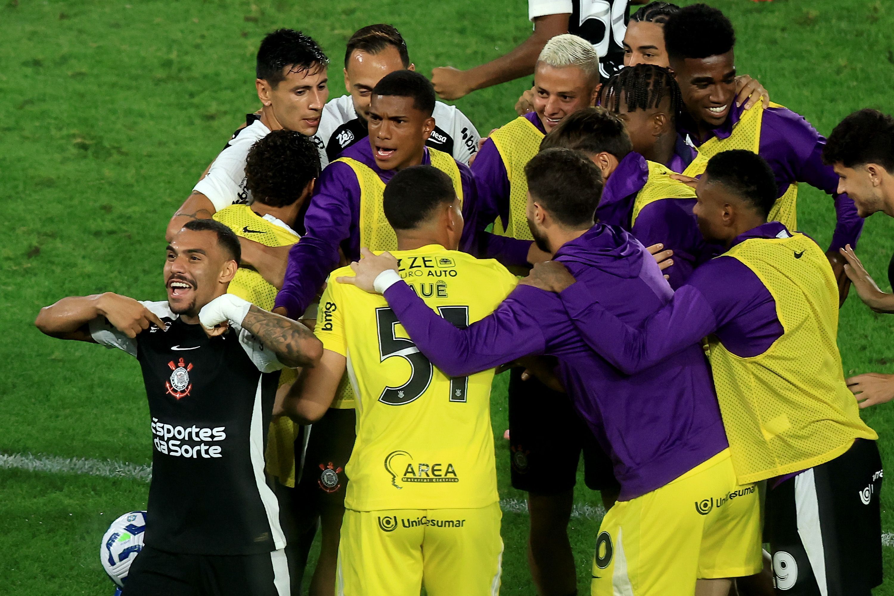 Matheuzinho comemora o gol da vitória do Corinthians contra o Fluminense, pelo Brasileirão