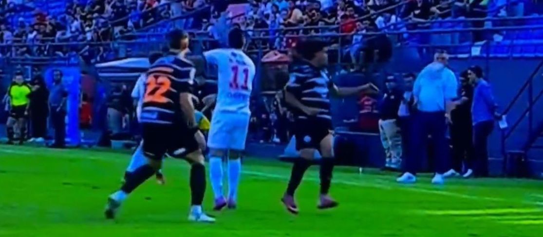 Matías Almeida, jogador do Nacional-PAR, acertando uma bolada em seu avô, técnico do Olímpia