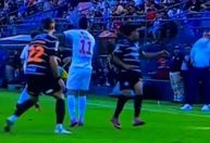 Neto acerta bolada em avô em partida do Campeonato Paraguaio; veja