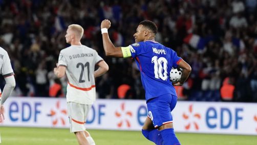 Mbappé comemora seu gol na vitória sobre a Islândia, nas Eliminatórias