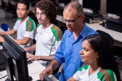 Jovens sentados mexendo no computador