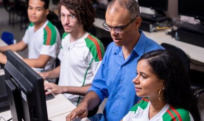 Jovens sentados mexendo no computador