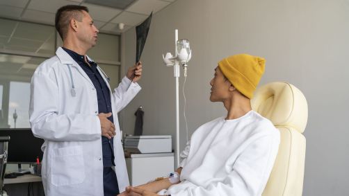 médico-e-paciente-quimiterapia