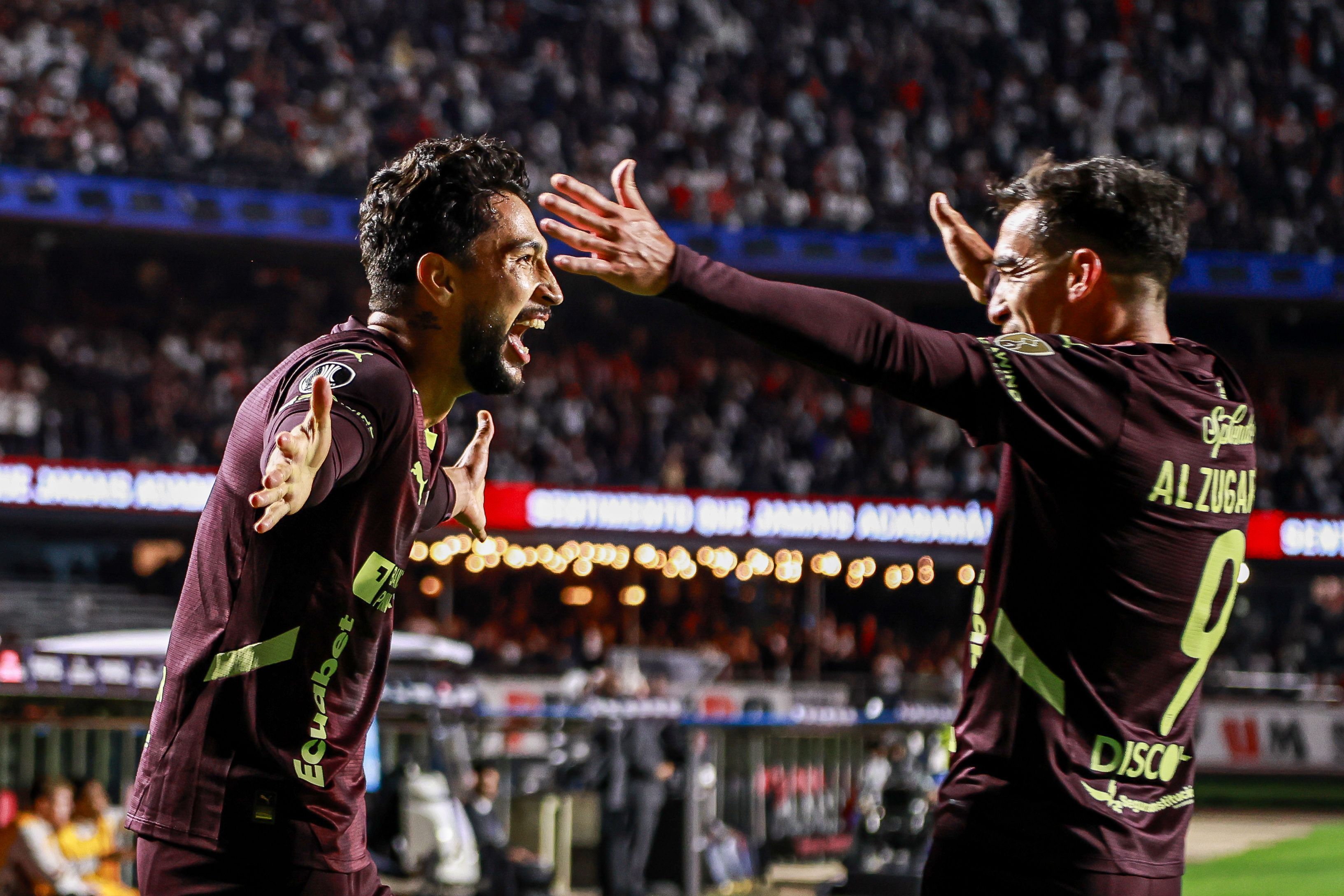 Medina e Azulgaray comemoram gol da LDU contra o São Paulo, no Morumbis