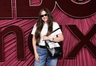 Buscas por Megan Stalter crescem após o red carpet do Emmy 2025