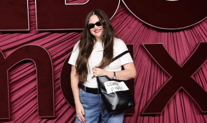 Buscas por Megan Stalter crescem após o red carpet do Emmy 2025
