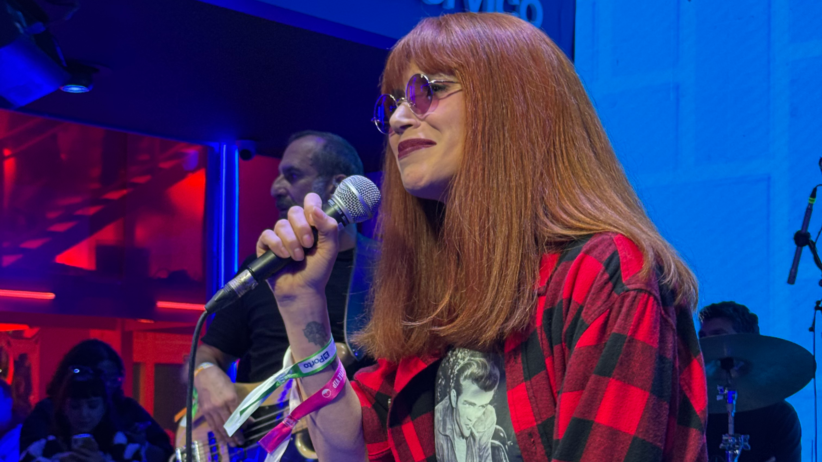 Mel Lisboa cantando sucessos de Rita Lee no The Town