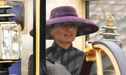 Melania Trump volta a chamar atenção com chapéu que cobre os olhos