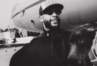 Memphis Depay traz cachorro de avião para o Brasil e anima corintianos