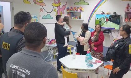 Menina de 3 anos brutalmente agredida recebe alta, padrasto está foragido