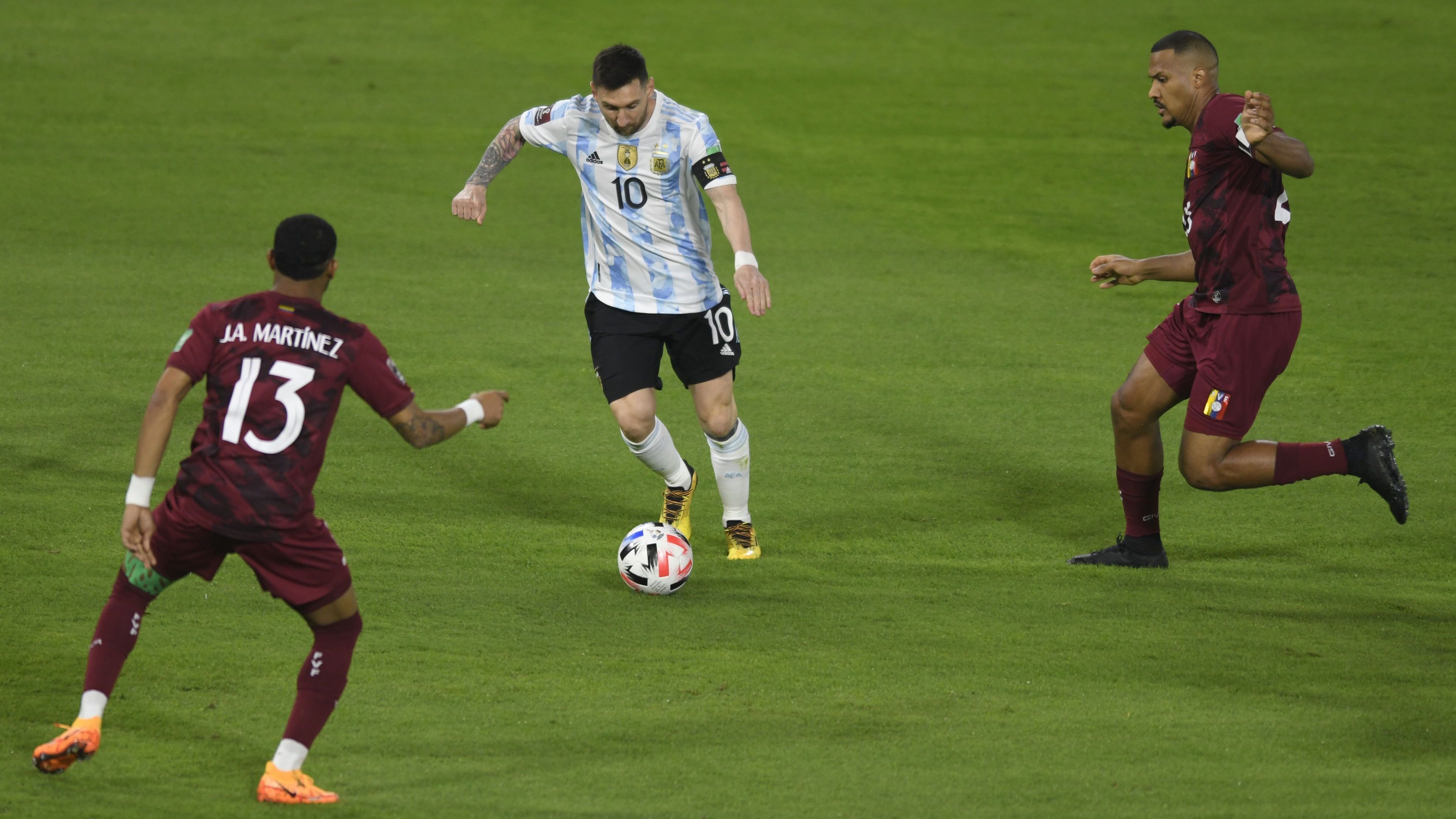 Lionel Messi em ação contra a Venezuela pelas Eliminatórias de 2022