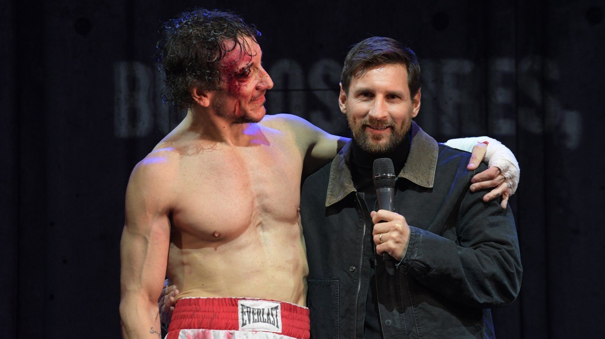 O ator Nico Vázquez e Lionel Messi após a peça "Rocky", em Buenos Aires