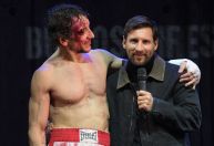 Messi vai a teatro em Buenos Aires, sobe no palco e é ovacionado