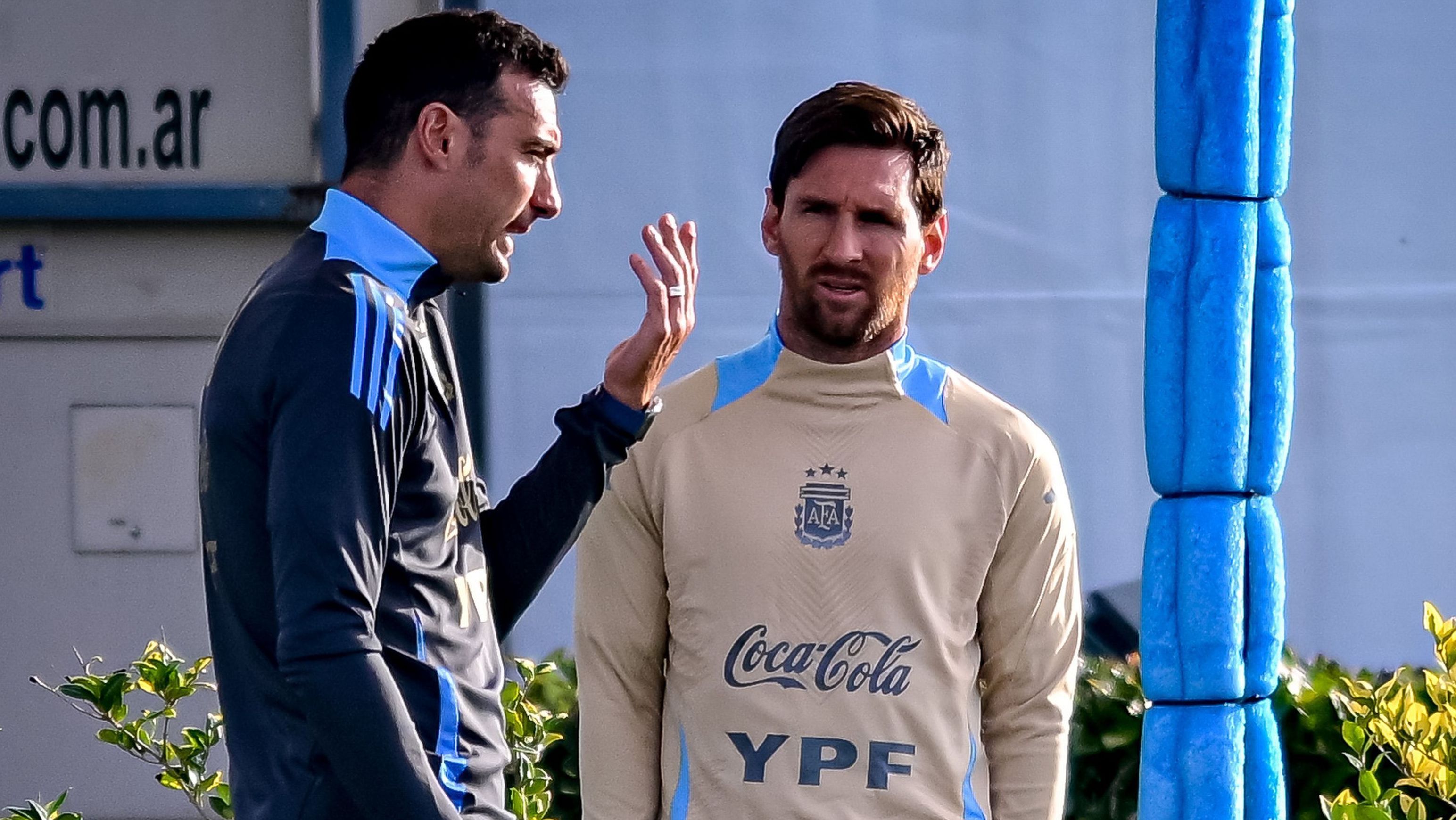 Lionel Scaloni conversa com Lionel Messi em treino da Seleção Argentina