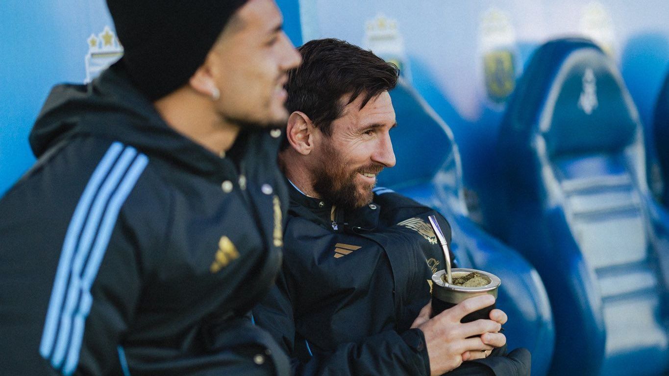 Messi toma mate ao lado de Leandro Paredes em treino da Argentina