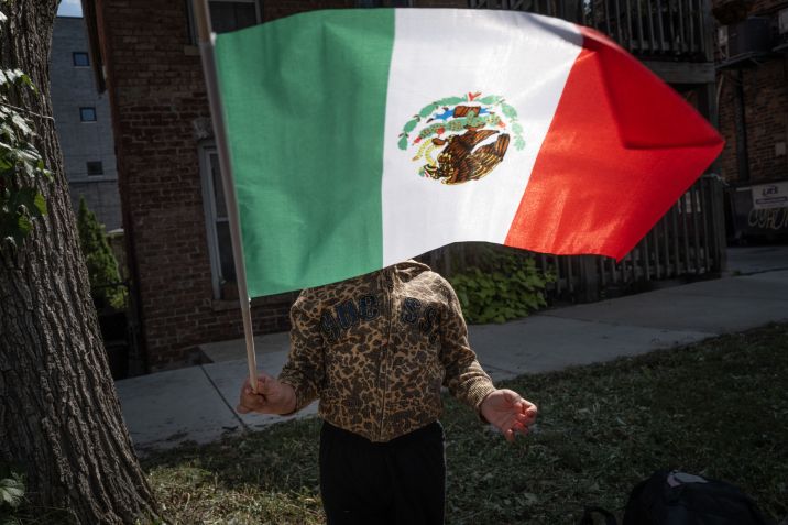 Keilina Zamora, moradora do bairro de Pilsen, em Chicago, se prepara para participar do desfile do Dia da Independência do México no sábado (6) • Scott Olson/Getty Images via CNN Newsource