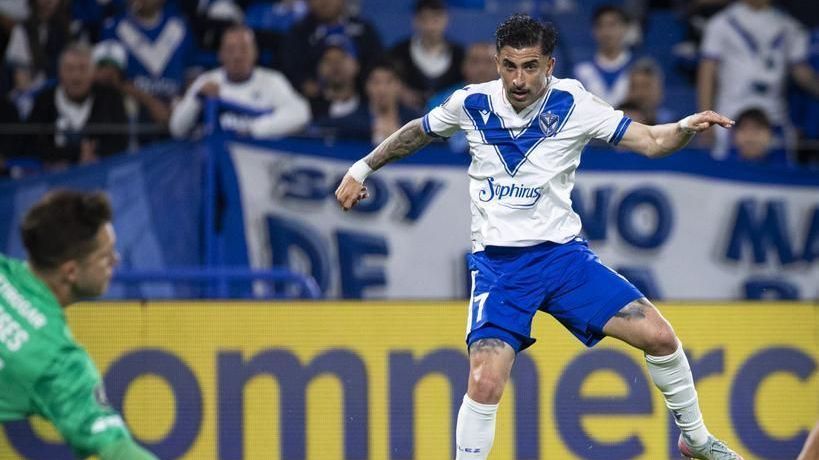Michael Santos, do Santos, finalizando na partida contra o Racing, pelas quartas da Libertadores