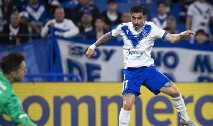 Michael Santos, do Santos, finalizando na partida contra o Racing, pelas quartas da Libertadores