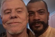 Miguel Falabella posa com Samuel de Assis: "Eu e meu gato na próxima das 9"