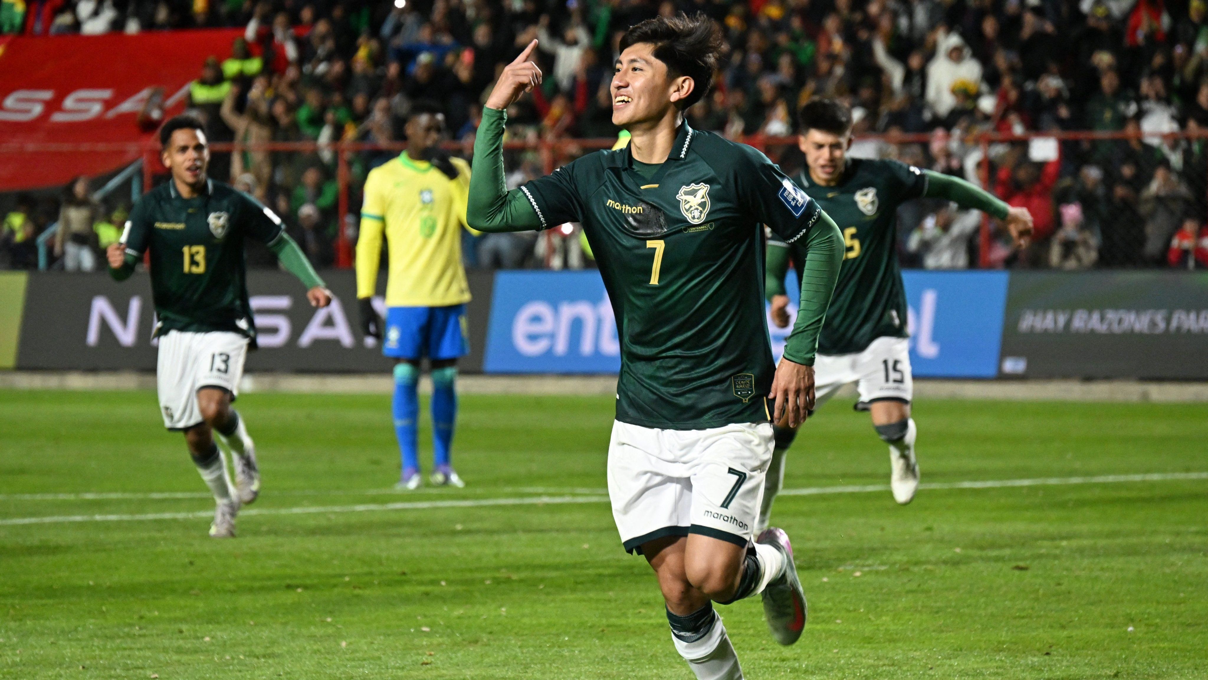 Miguelito, da Bolívia, comemorando seu gol contra o Brasil