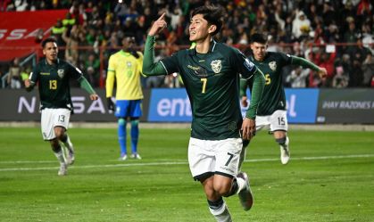 Miguelito, da Bolívia, comemorando seu gol contra o Brasil
