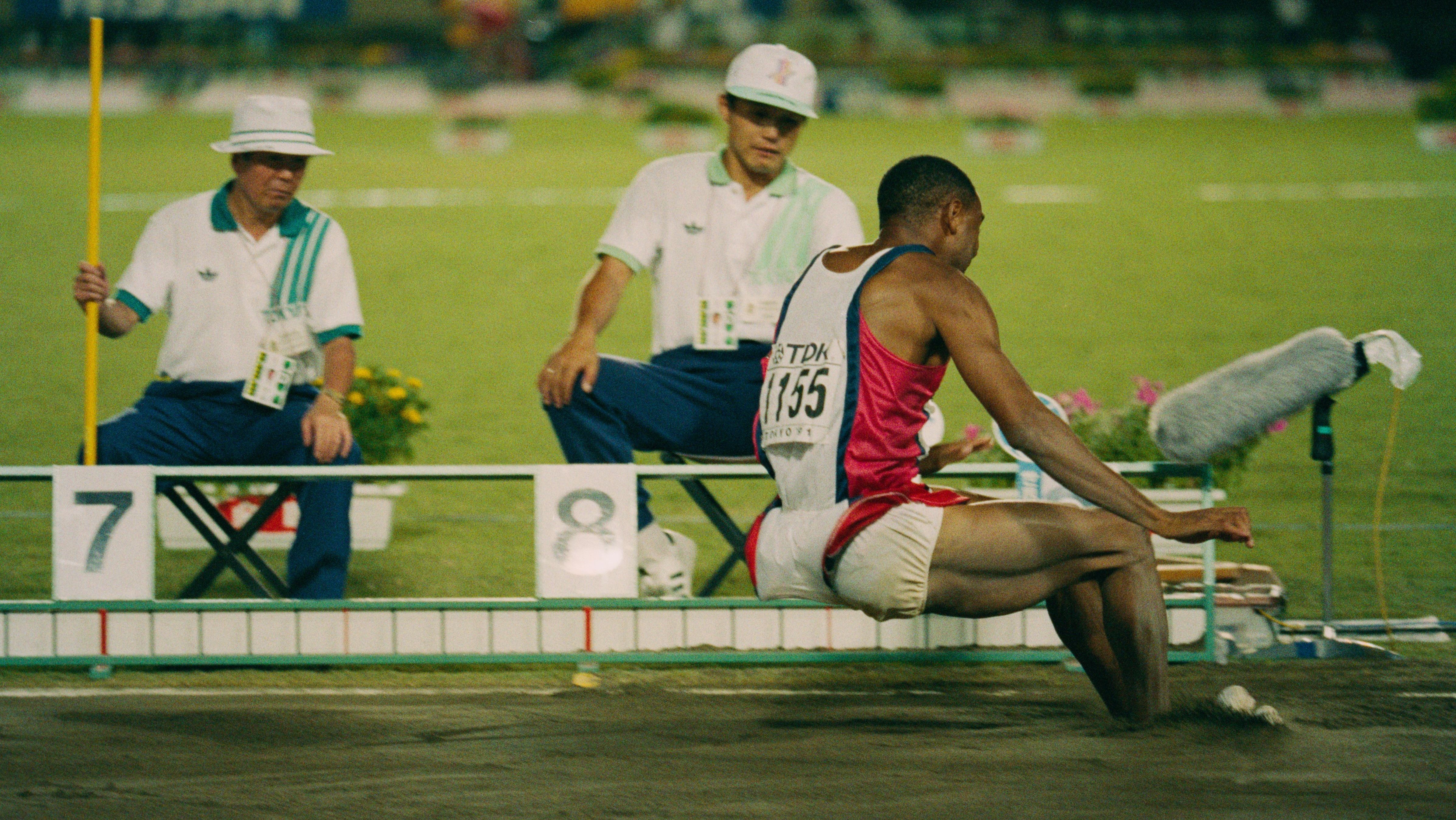 Mike Powell ao saltar 8,95m e quebrar o recorde mundial de salto em distância, em 1991, em Tóquio